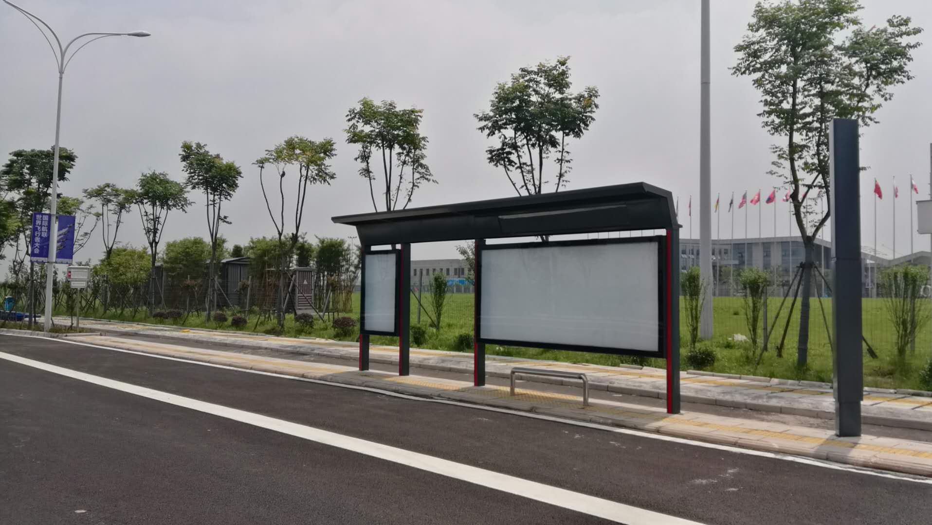 【鑫泰來候車亭】承建武漢市候車亭完工交付使用